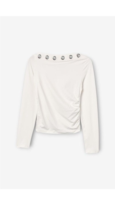 camiseta detalles metal blanco y negro