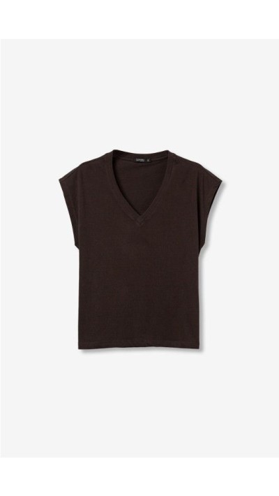 camiseta cuello pico marrón