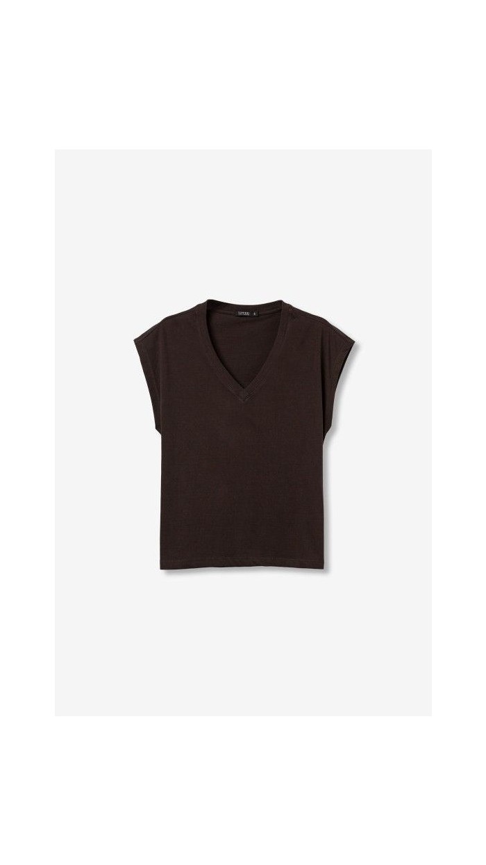camiseta cuello pico marrón