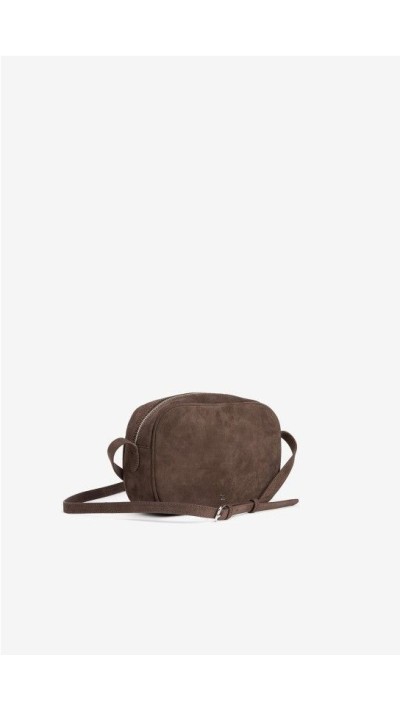 bolso bandolera marrón con detalles metal 2
