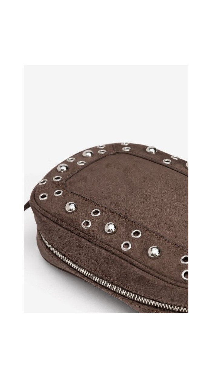 bolso bandolera marrón con detalles metal