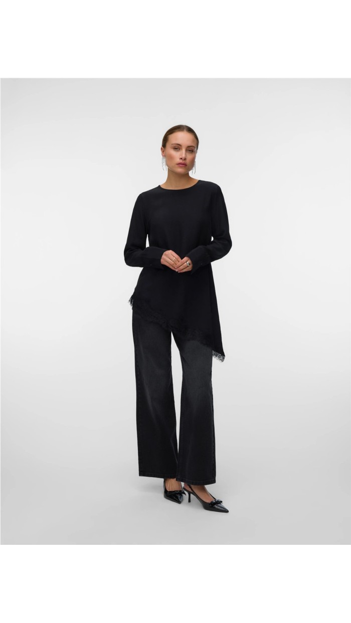 blusa negra detalle asimetrico encaje