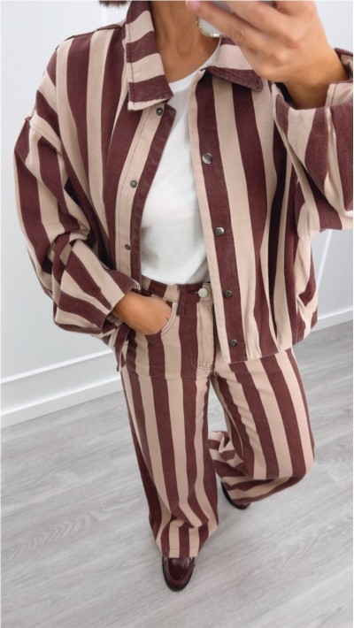 pantalón recto de rayas burdeos con rosa y azul con gris tiro alto