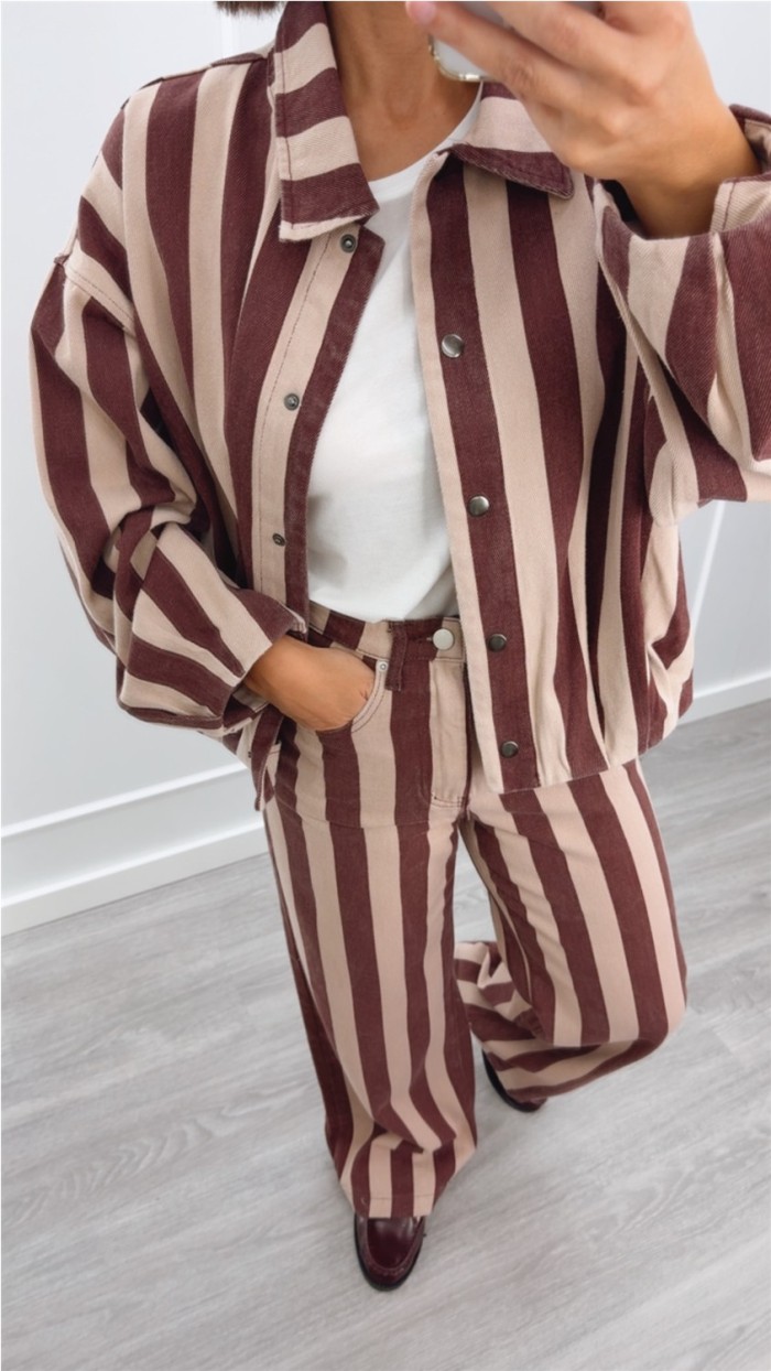 pantalón recto de rayas burdeos con rosa y azul con gris tiro alto