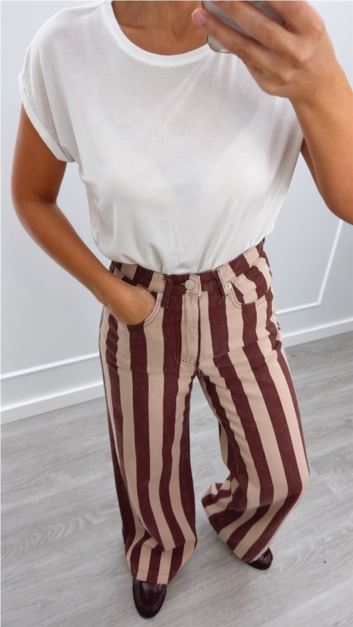 pantalón recto de rayas burdeos con rosa y azul con gris tiro alto