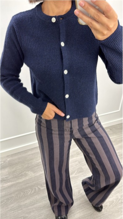 pantalón recto de rayas burdeos con rosa y azul con gris tiro alto