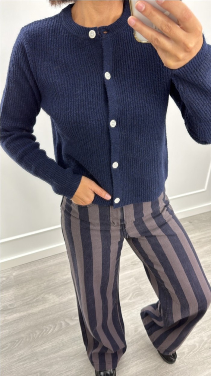 pantalón recto de rayas burdeos con rosa y azul con gris tiro alto