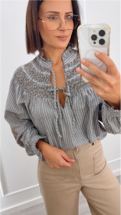 blusa de rayas gris con bordados de flores en camel