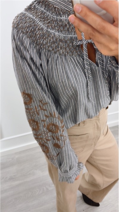 blusa de rayas gris con bordados de flores en camel 2