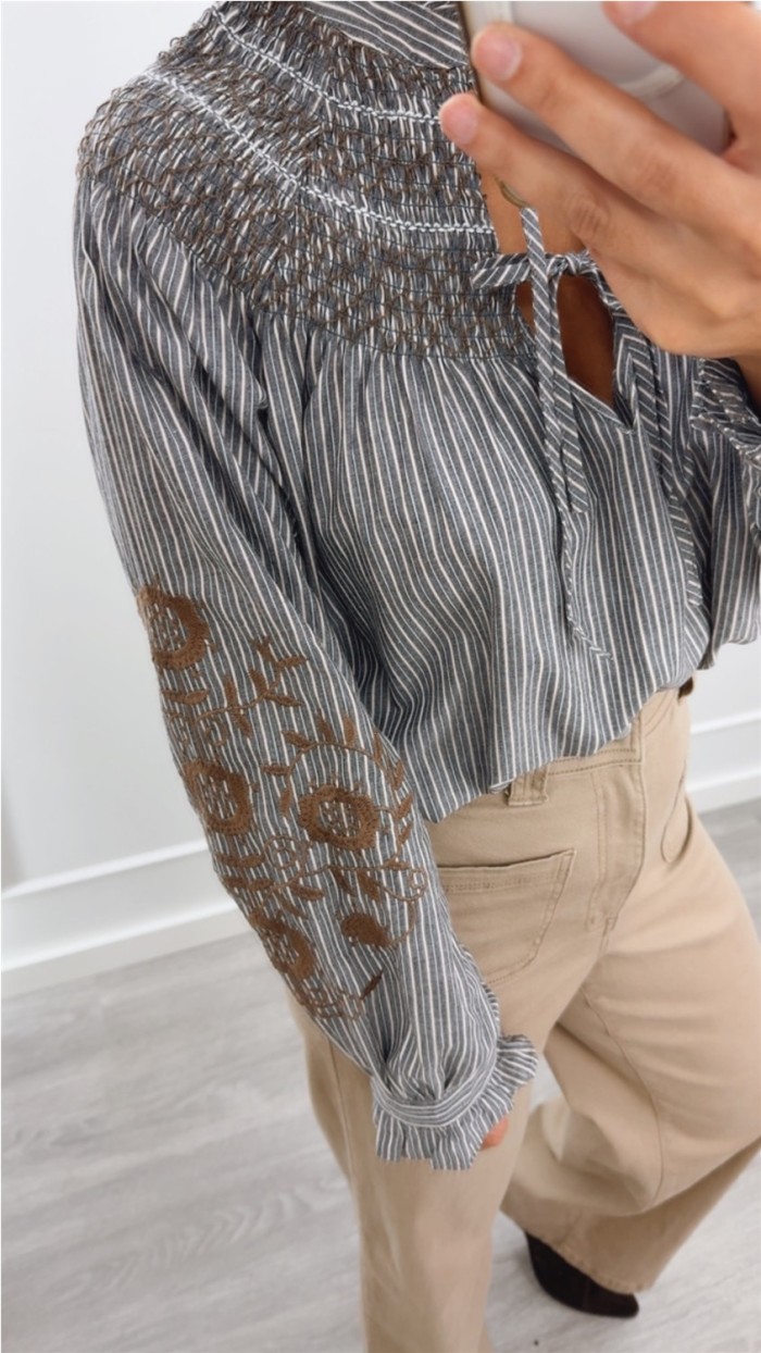 blusa de rayas gris con bordados de flores en camel