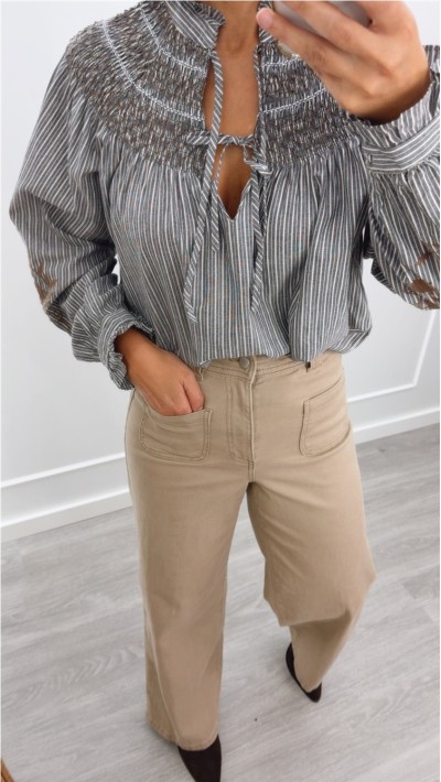blusa de rayas gris con bordados de flores en camel