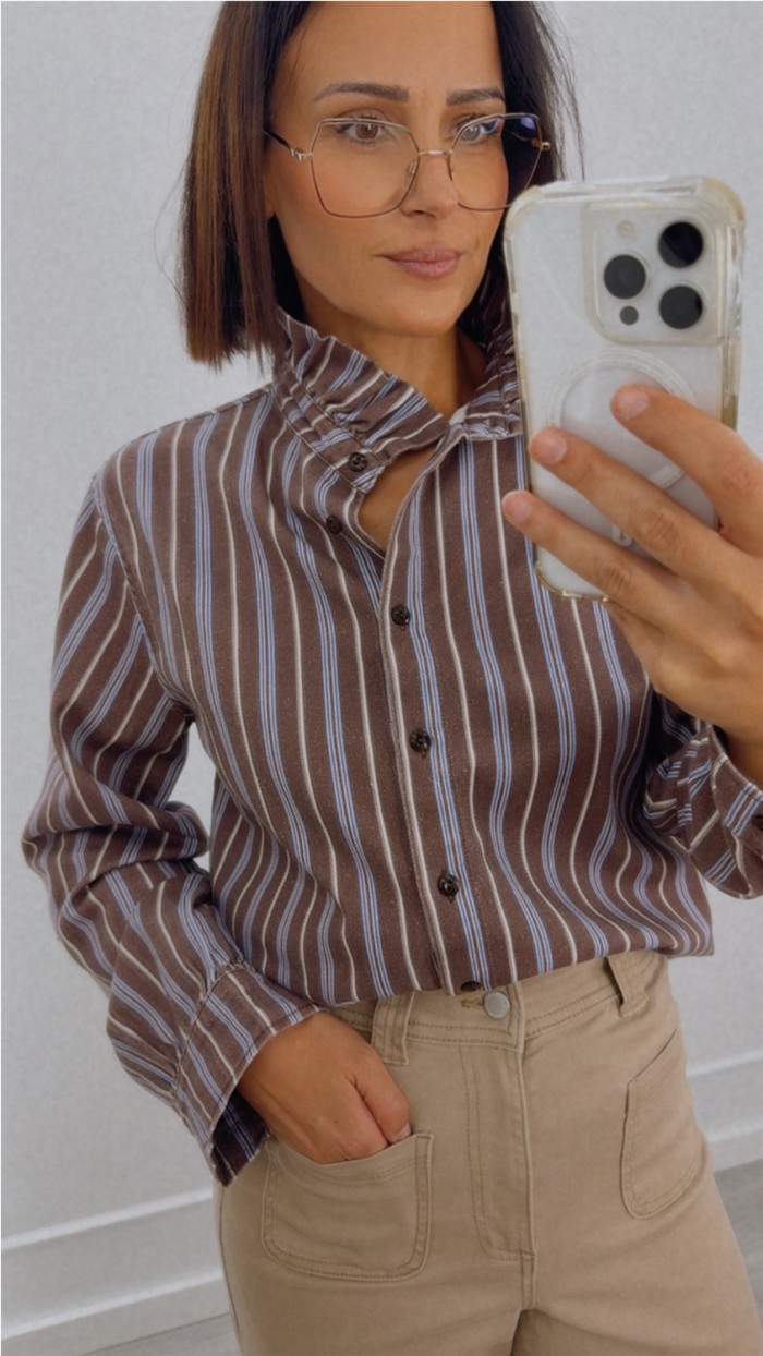 blusa cuello volante fondo marrón rayas en azul y blanco