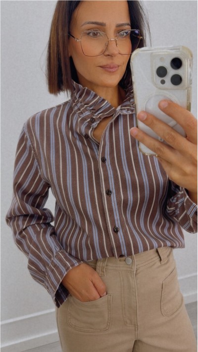 blusa cuello volante fondo marrón rayas en azul y blanco