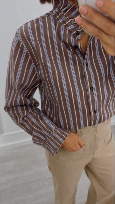 blusa cuello volante fondo marrón rayas en azul y blanco