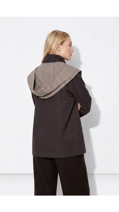 Chaqueta de corte amplio en gris oscuro con capucha a cuadros y cierre 2