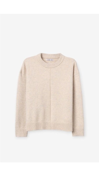 Jersey de color beige, corte recto y relaxed, cuello redondo y canalé