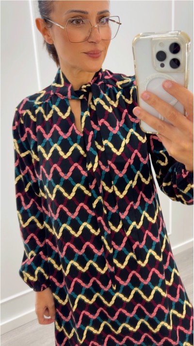 Vestido corto con tejido estampado skein. Cuello alto lazado y manga l