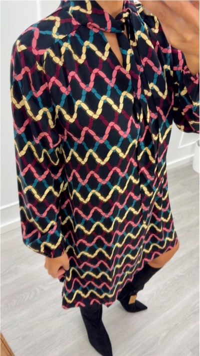 Vestido corto con tejido estampado skein. Cuello alto lazado y manga l