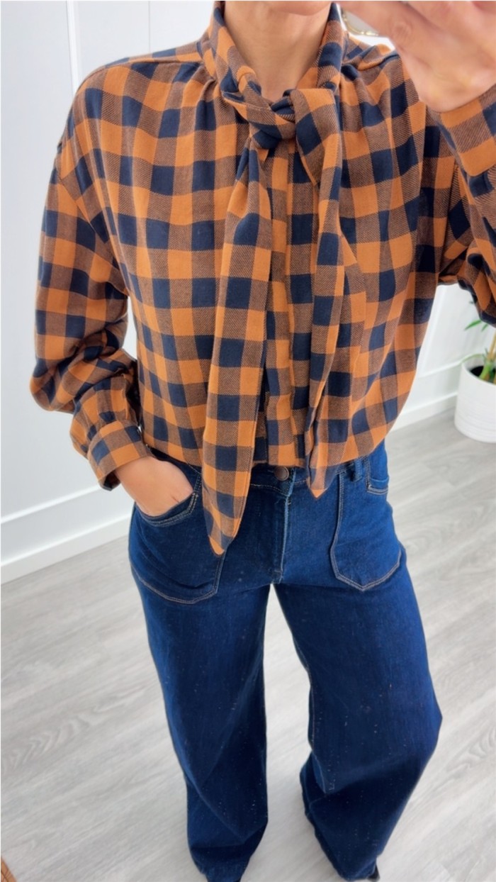 BLUSA CUADROS NARANJA AZUL MARINO DETALLE LAZO CUELLO