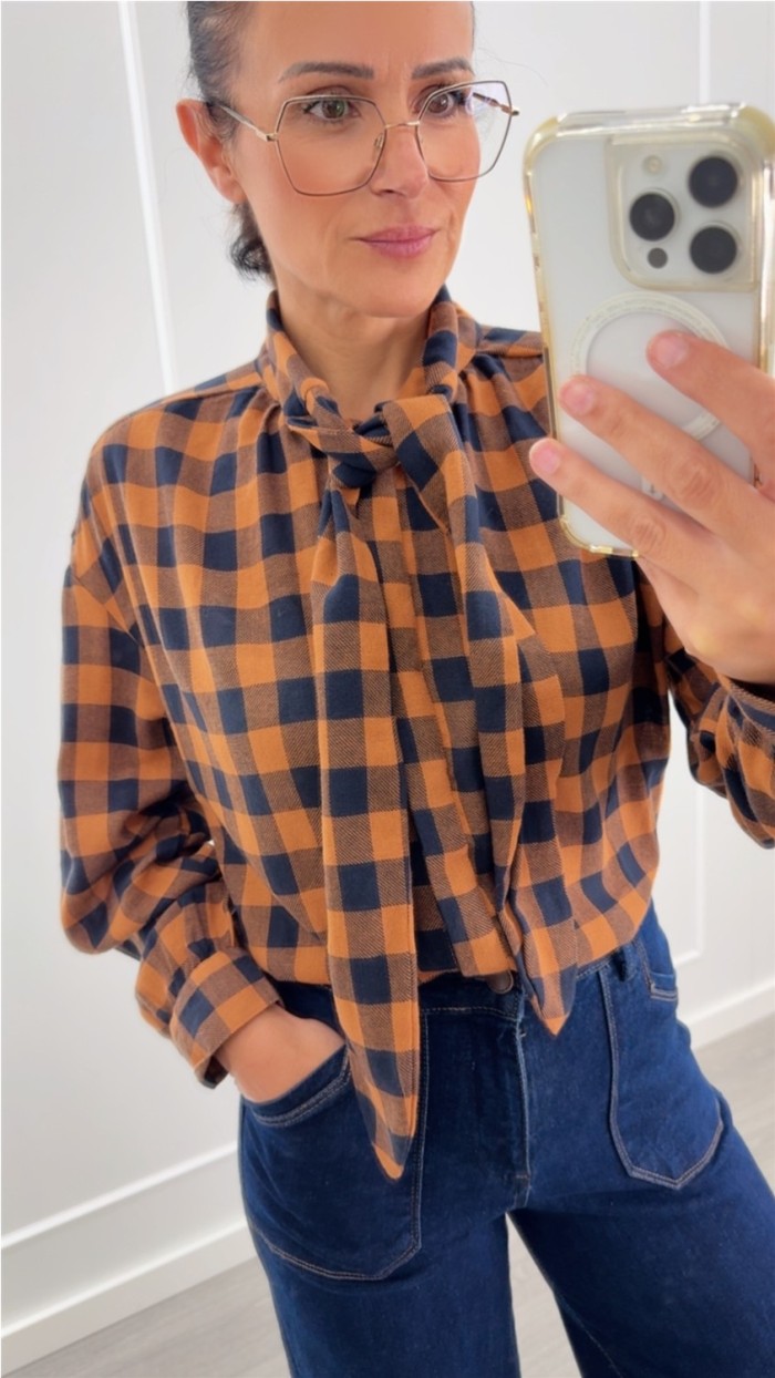 BLUSA CUADROS NARANJA AZUL MARINO DETALLE LAZO CUELLO