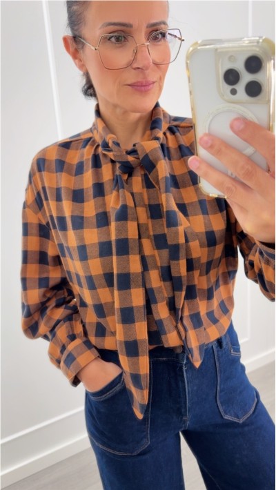 BLUSA CUADROS NARANJA AZUL MARINO DETALLE LAZO CUELLO